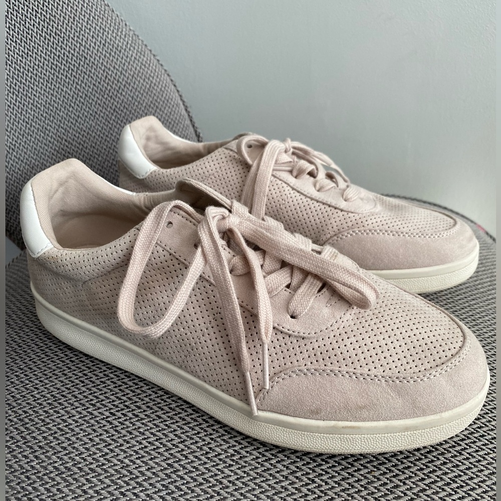 Old Navy Classic Sneaker in size 9, blush